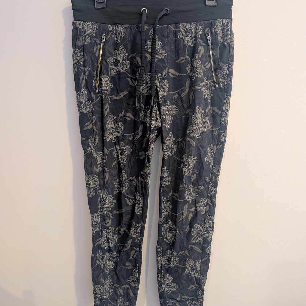 NWOT Athleta Size 6 Floral Black Trekkie North Ankle Crop Jogger Athleisure Goth